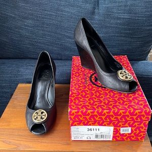 Tory Burch Black/Gold Peep Toe Aurelia Wedges Sz 9.5